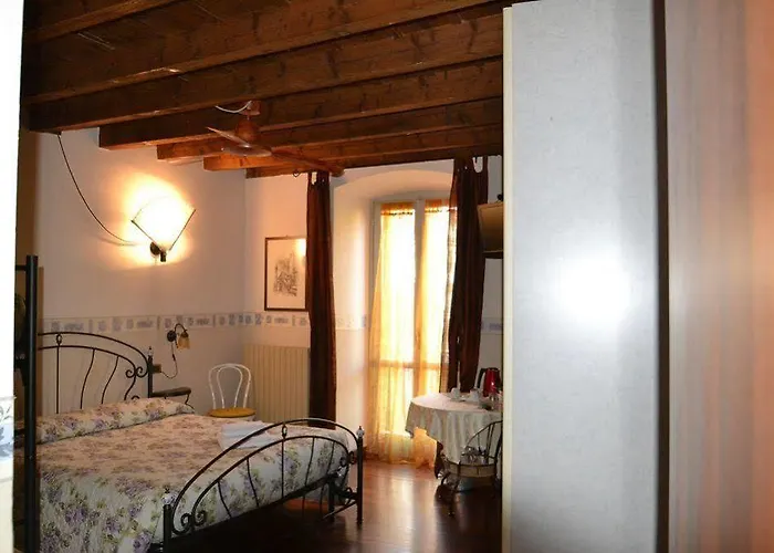 לינה וארוחת בוקר Ca Rossa 2*