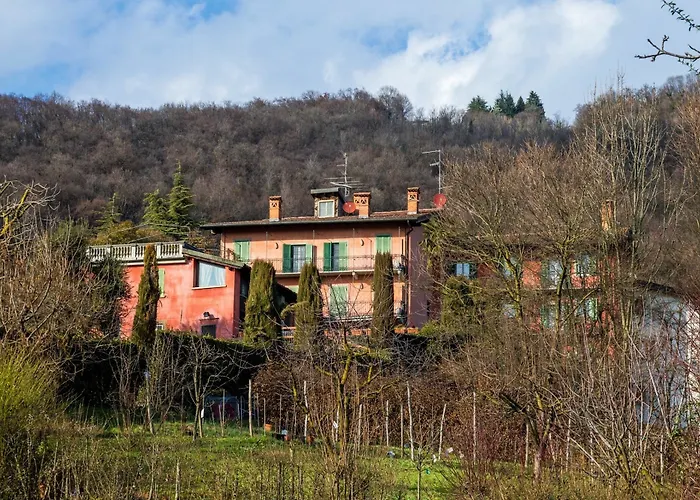 לינה וארוחת בוקר Ca Rossa 2*